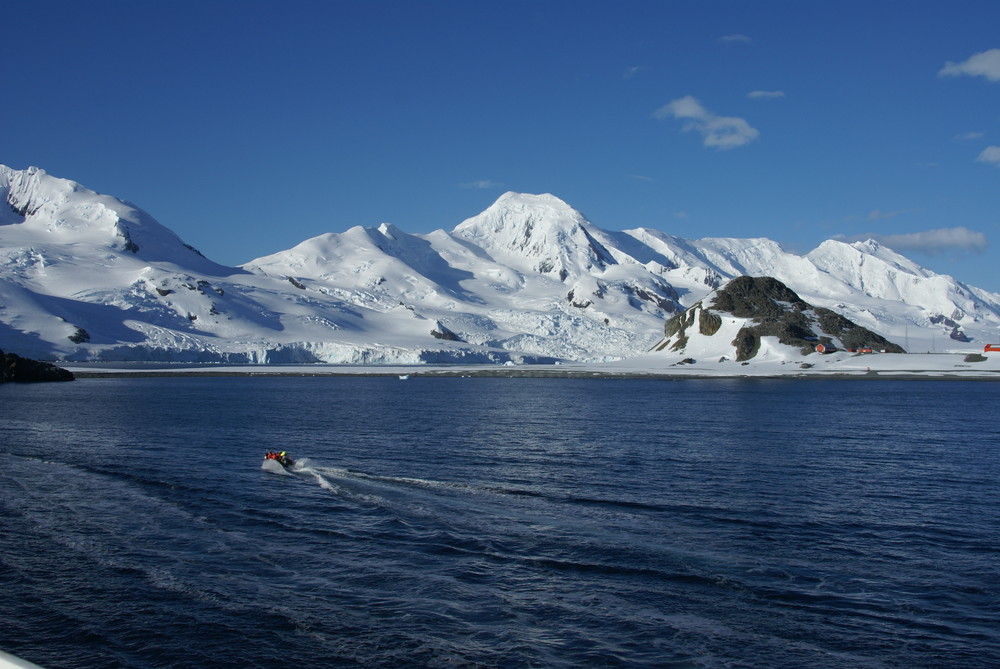 Touristen auf dem Weg zur Halfmoon Island