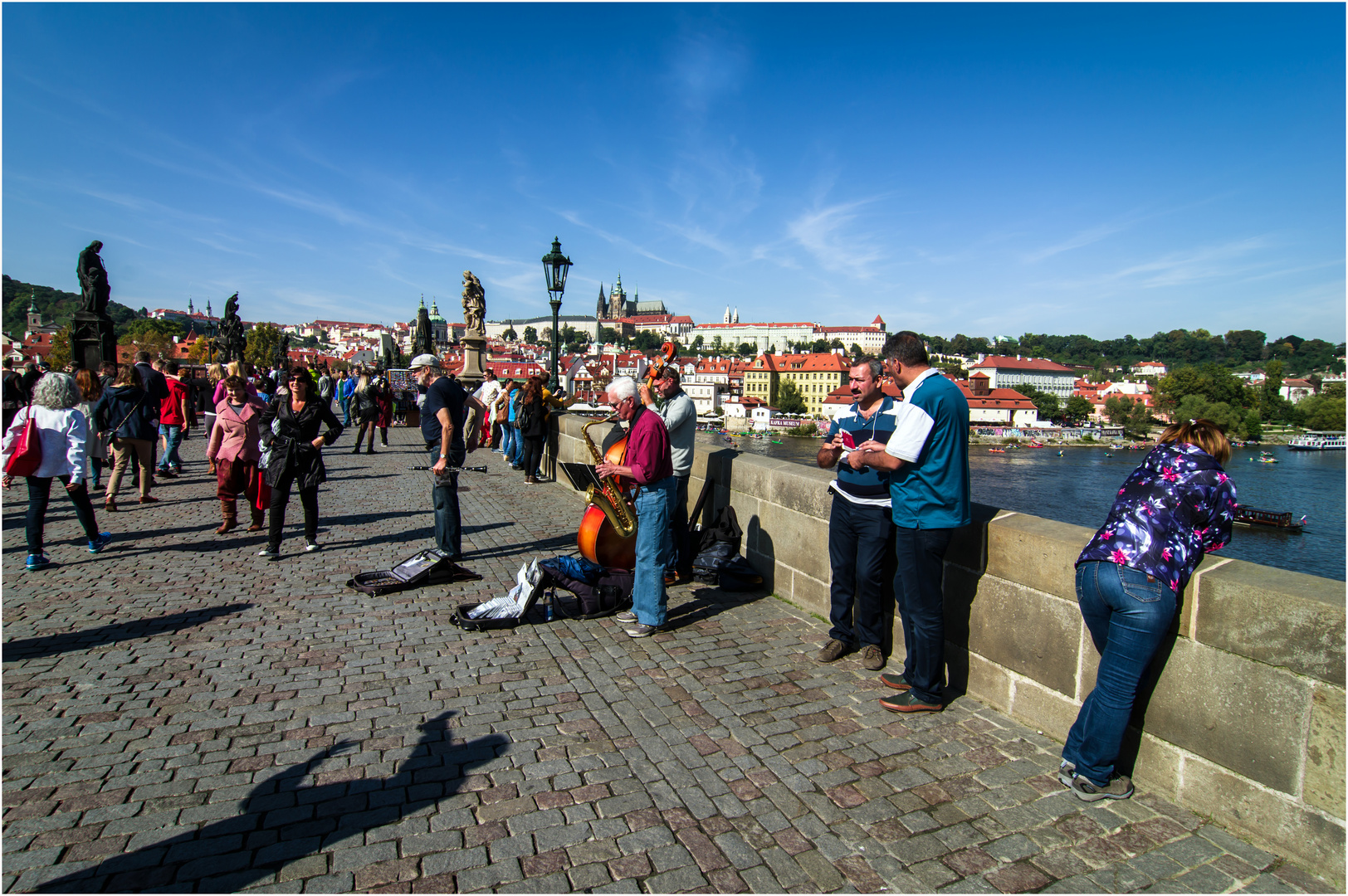 Touristen auf der Karls-Brücke