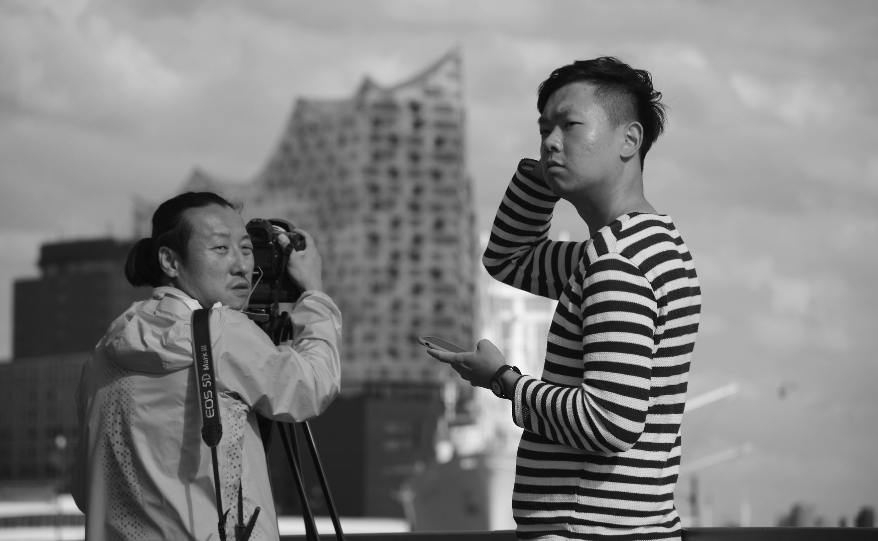 Touristen aus Asien vor der Elbphilharmonie