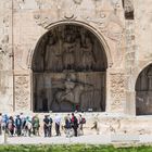 Touristen bei den Reliefgrotten von Tagh-e Bostan