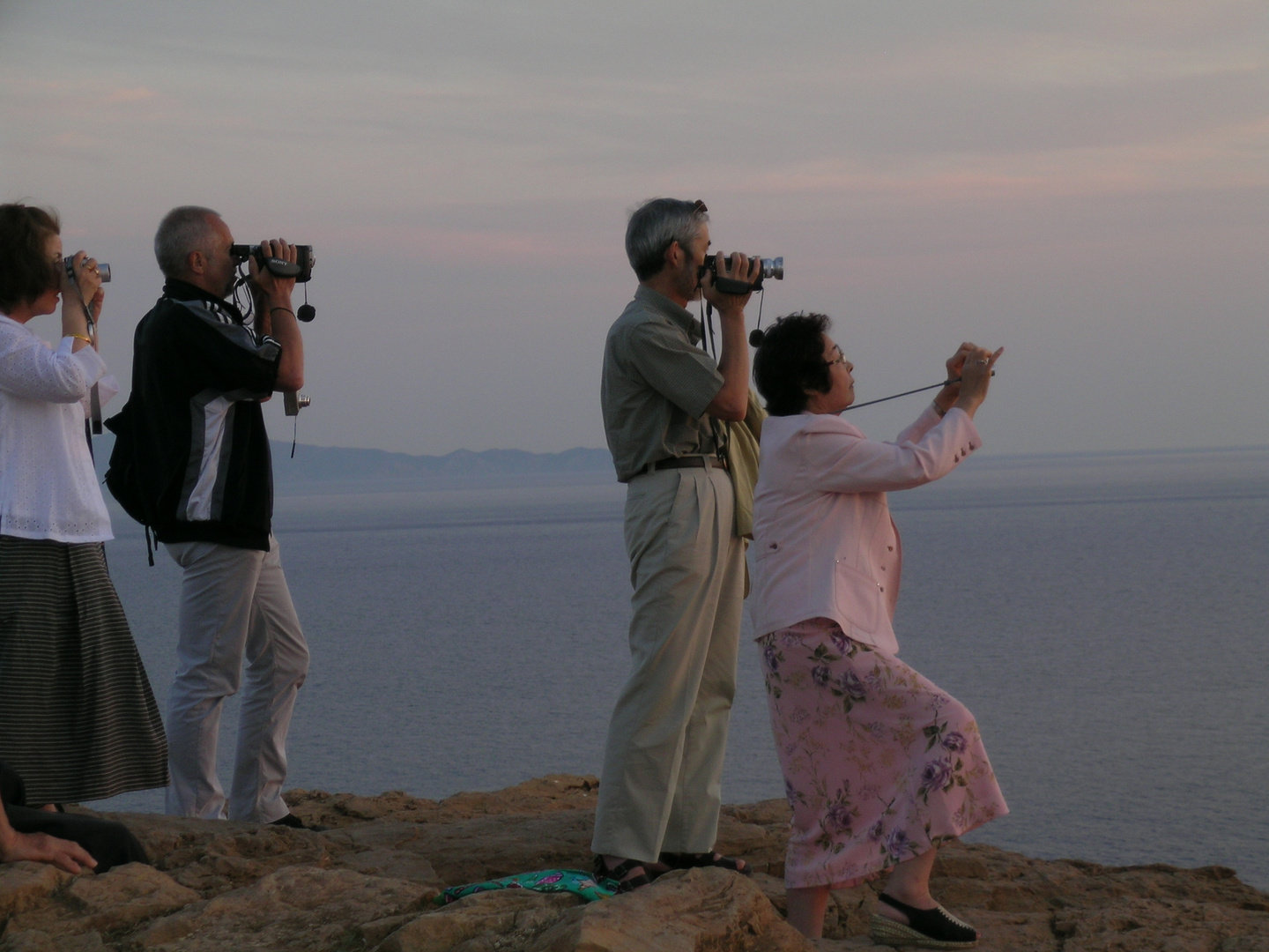 Touristen fotografieren den Sonnenuntergang am Kap Sunion