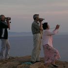 Touristen fotografieren den Sonnenuntergang am Kap Sunion