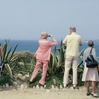 Touristen genießen den Ausblick auf die Felsen der Algarve