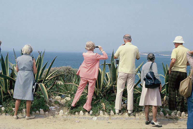 Touristen genießen den Ausblick auf die Felsen der Algarve