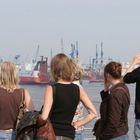 Touristen im Hamburger Hafen
