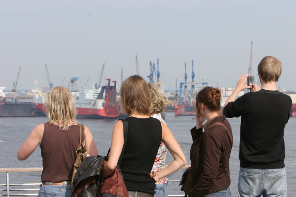 Touristen im Hamburger Hafen