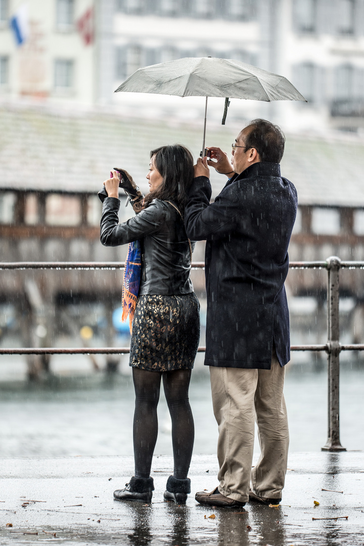 Touristen im Regen