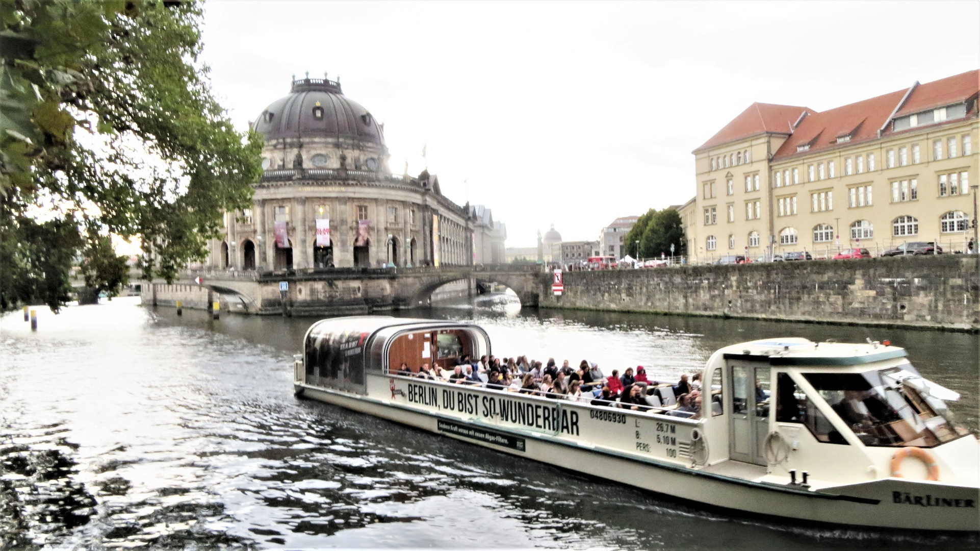 Touristen im Schiff auf der Spree.