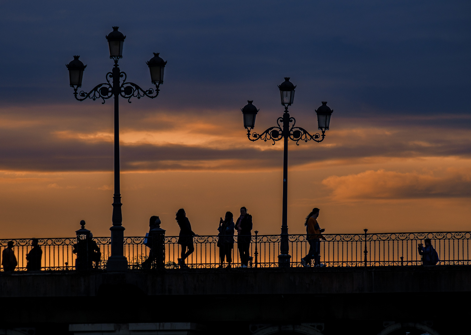 Touristen im Sonnenuntergang