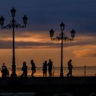 Touristen im Sonnenuntergang