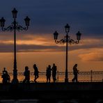 Touristen im Sonnenuntergang