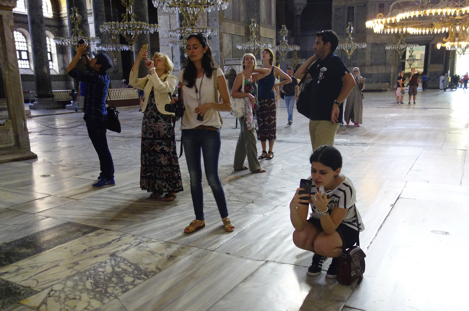 Touristen in der Hagia Sophia in Istambul ...