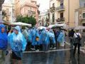 Touristen in Taormina im Regen von Dieter Lüttgen