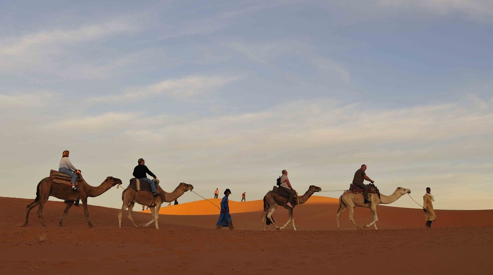 Touristen-Karawane im Erg Chebbi auf dem Weg zum Sonnenuntergang