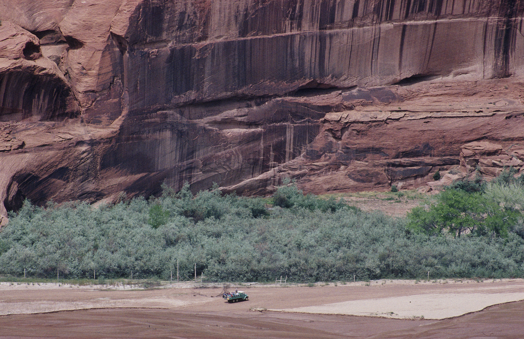 Touristen-LKW unterwegs im Reservat der Navajo im Canyon de Chelly, USA