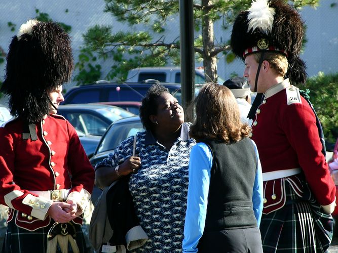 Touristen mit Gardesoldaten im Hafen von Halifax