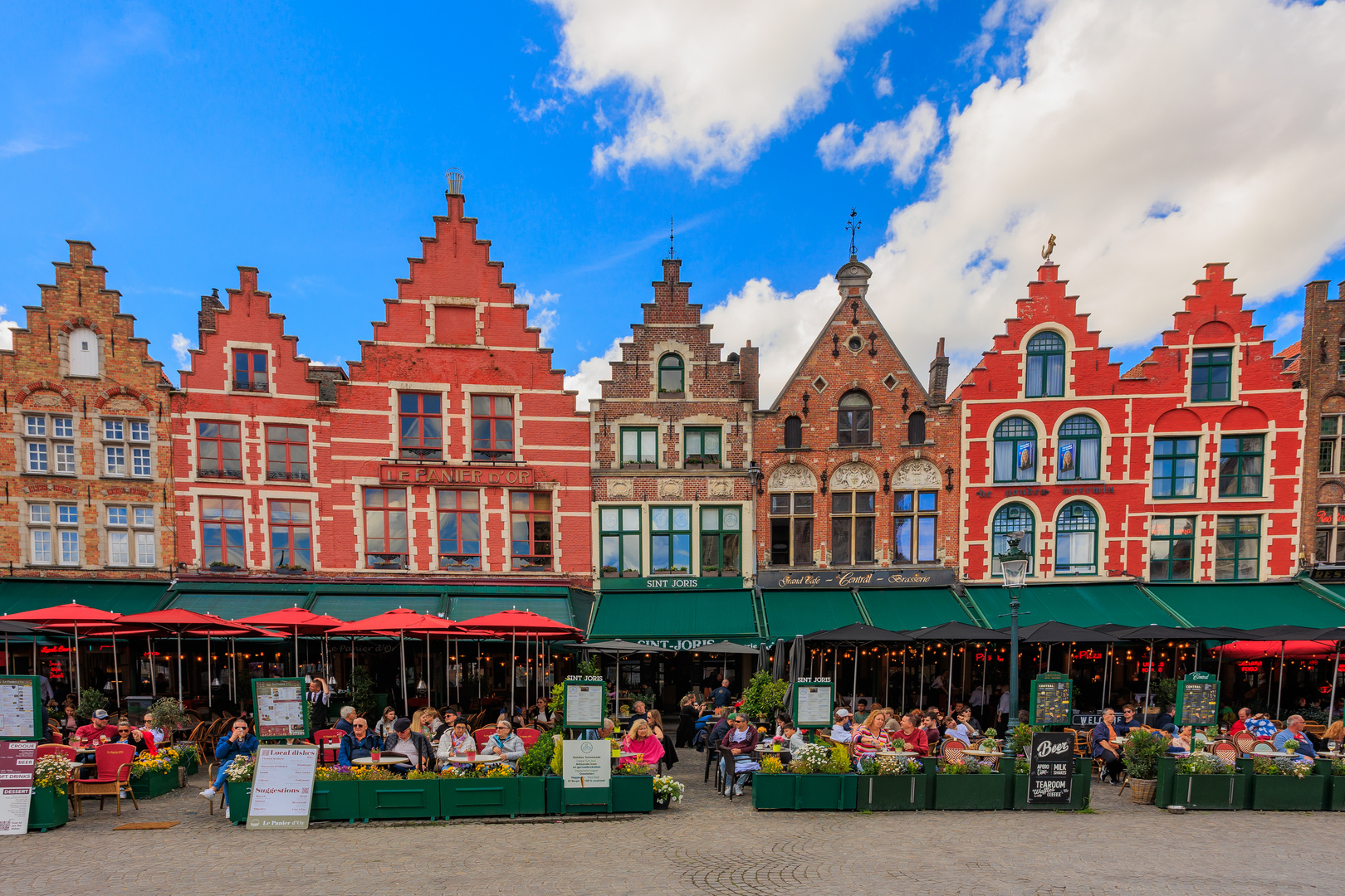 Touristen nach der Stadtbesichtigung in Brügge