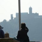 Touristen schauen sich die Wartburg an