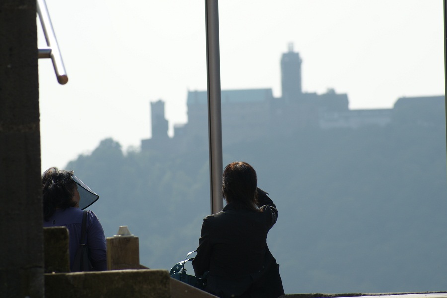 Touristen schauen sich die Wartburg an