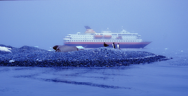 Touristen-Schiff in der Antarktis...