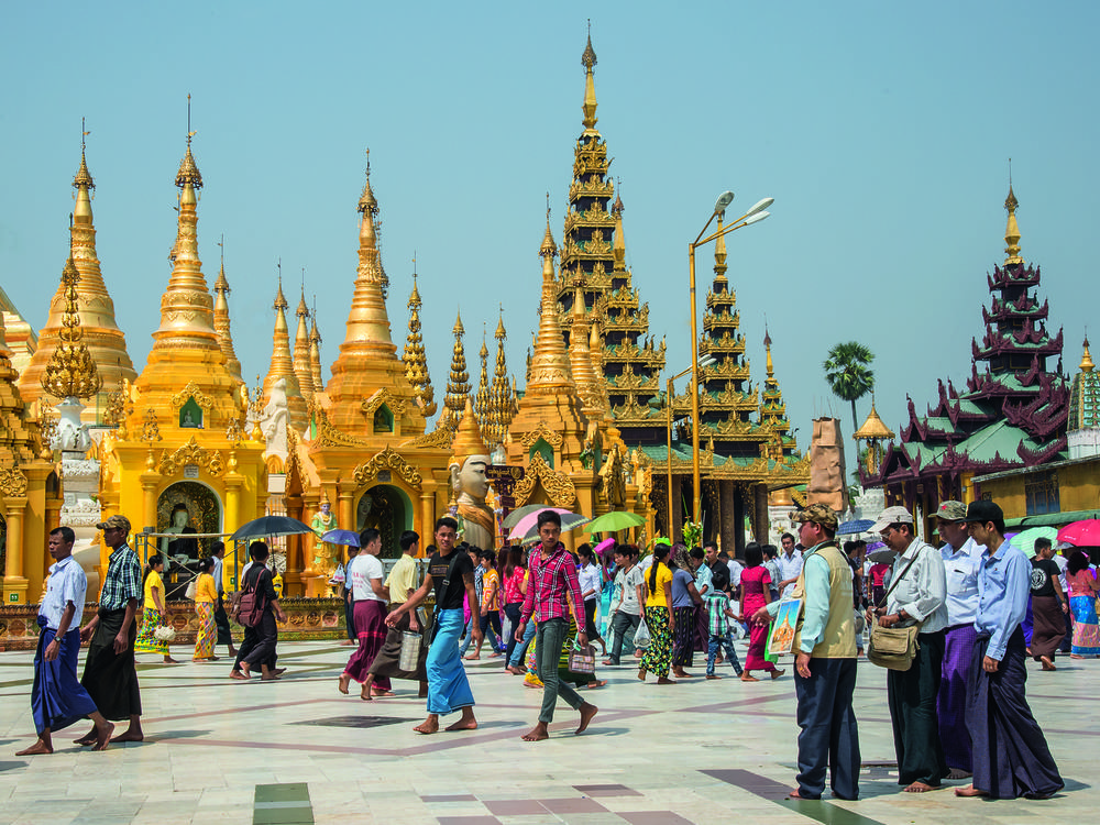 Touristen und Einheimische in der Shwedagon-Pagone.