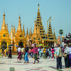 Touristen und Einheimische in der Shwedagon-Pagone.