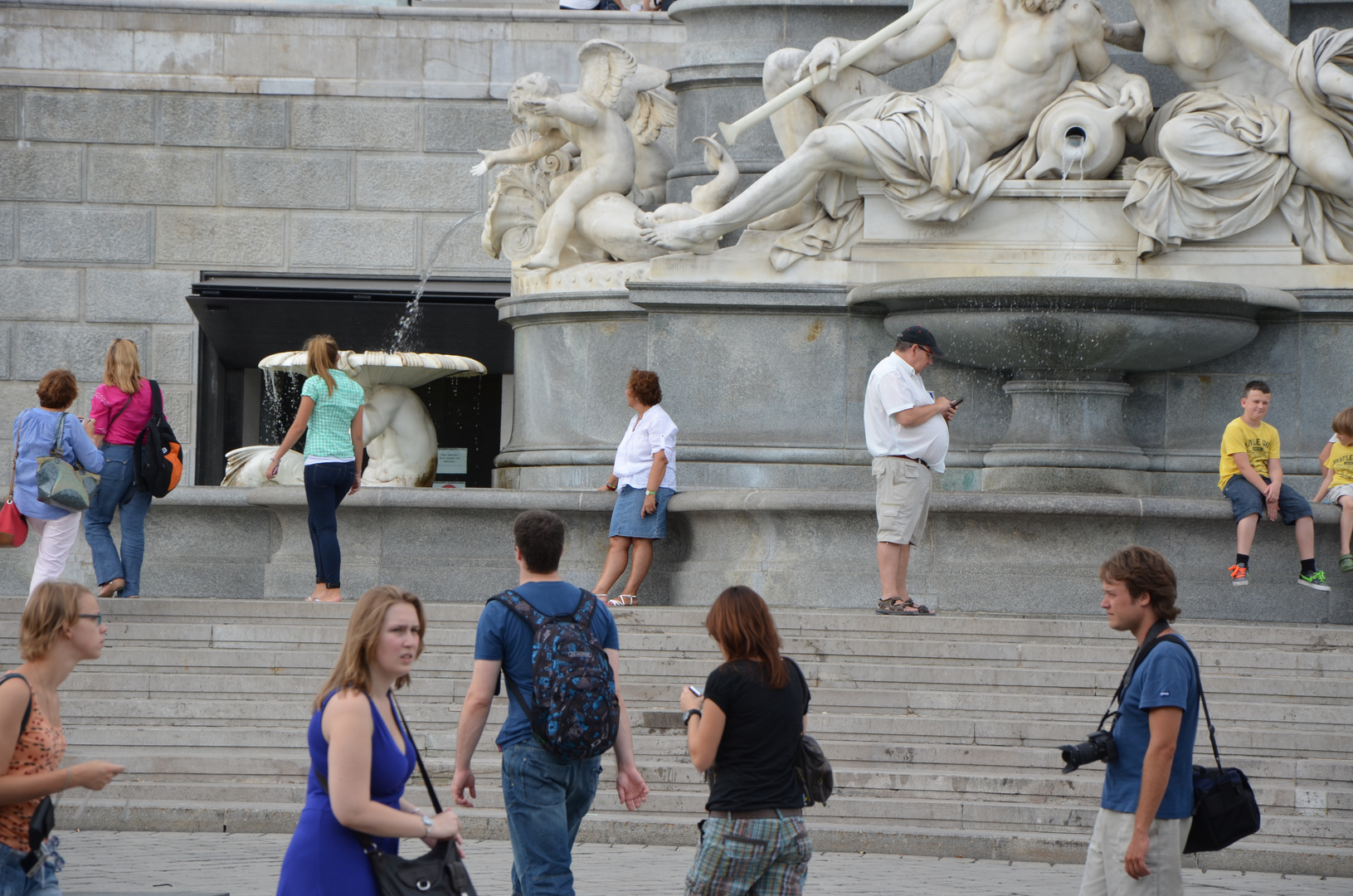 Touristen vor dem Parlament in Wien