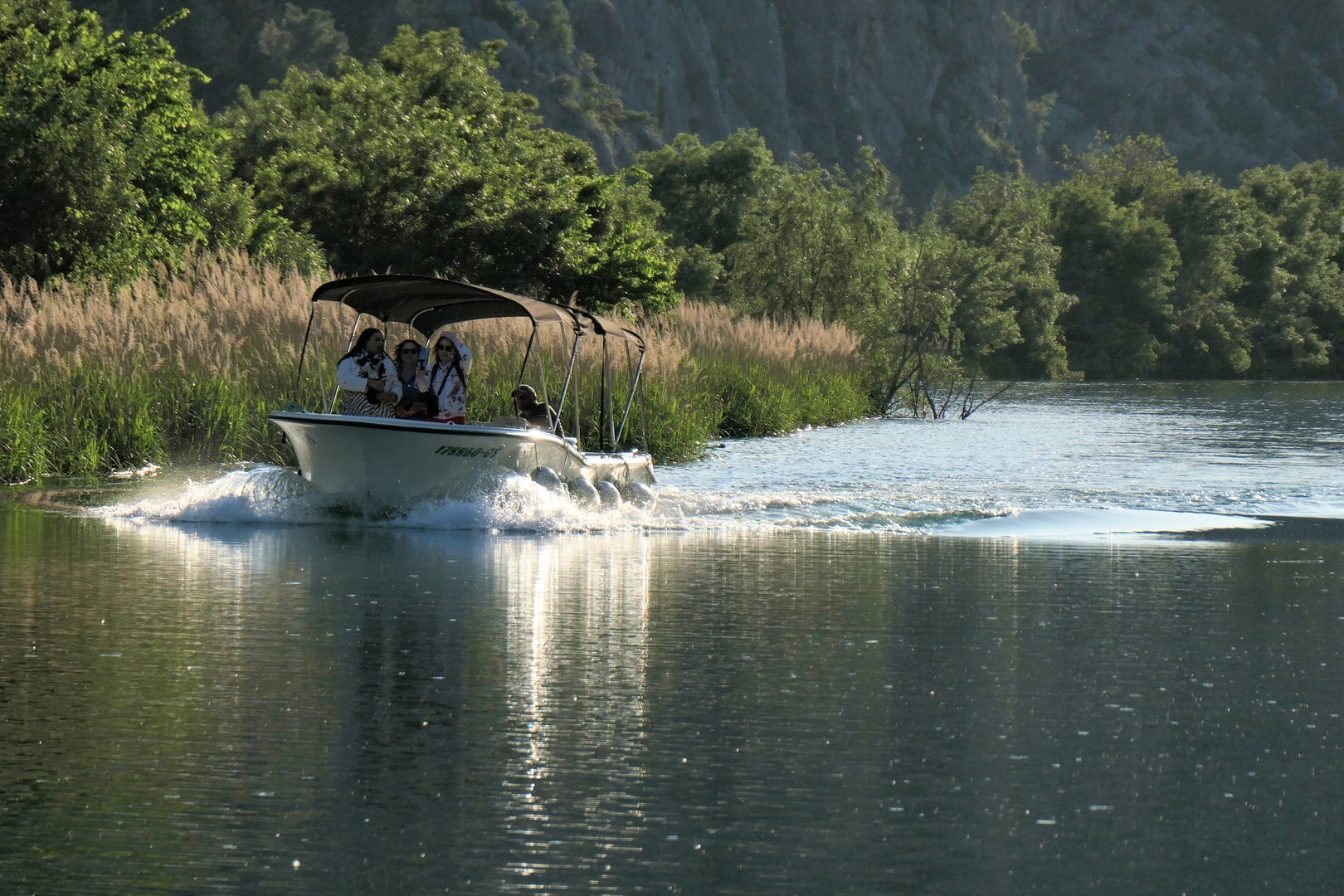 Touristenboot auf der Cetina