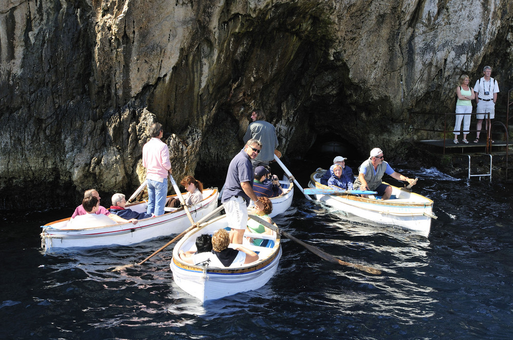 Touristenboote vor der Blauen Grotte auf Capri