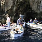 Touristenboote vor der Blauen Grotte auf Capri