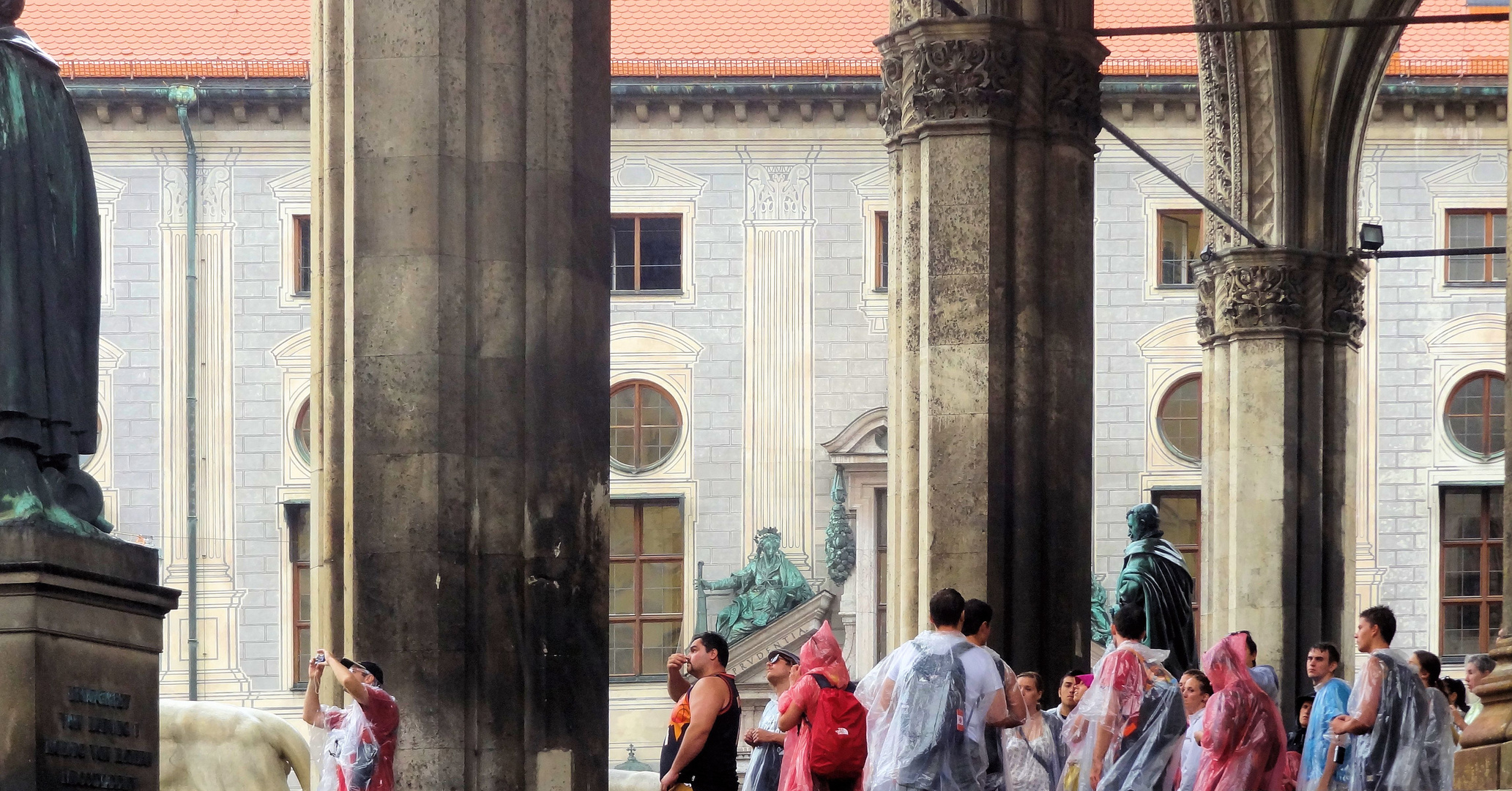 touristengruppe im sommerregen