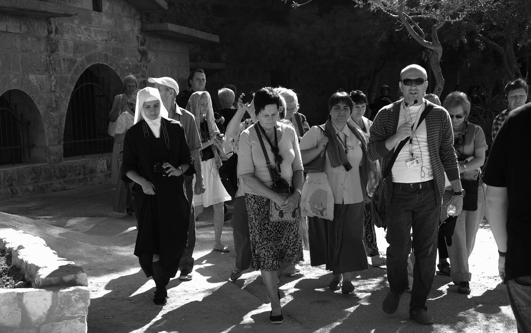 Touristengruppe in einem Garten in den Gräberfeldern um Jerusalem