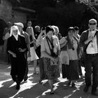 Touristengruppe in einem Garten in den Gräberfeldern um Jerusalem