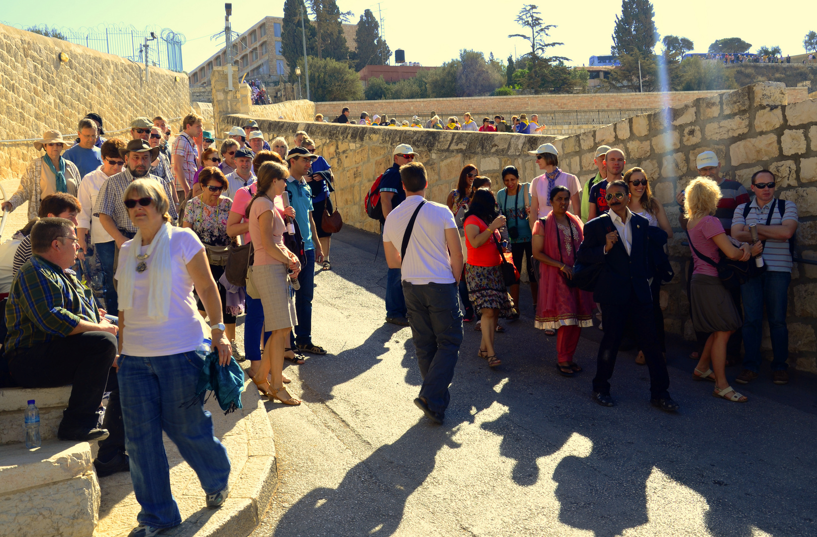 Touristengruppen überall auf den Gräberfeldern rund um Jerusalem