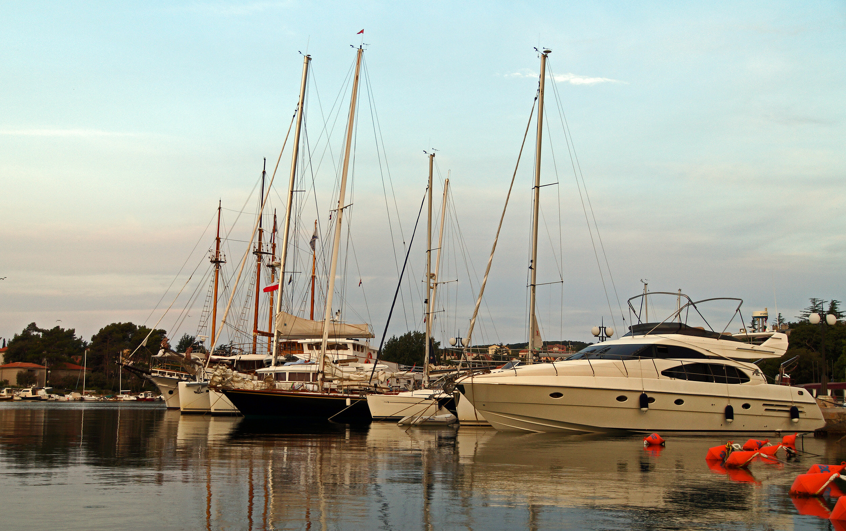 Touristenschiffe & Luxusyachten