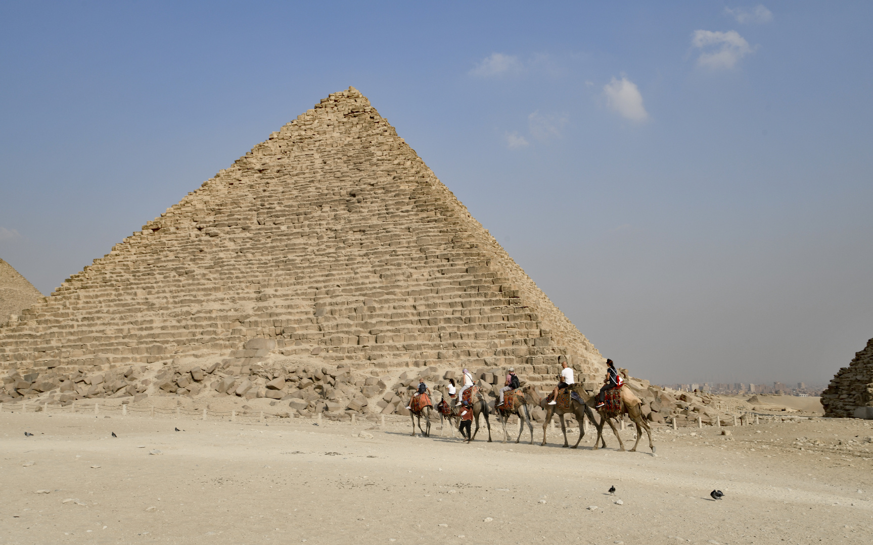 Touristen(ver)schaukeln an den Pyramiden von Gizeh