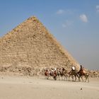 Touristen(ver)schaukeln an den Pyramiden von Gizeh