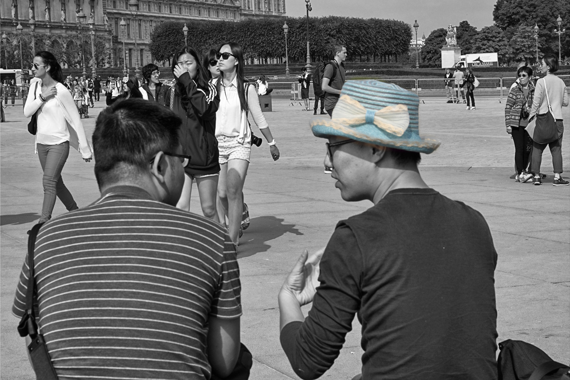 Touristes au Louvre .