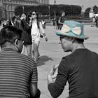 Touristes au Louvre .