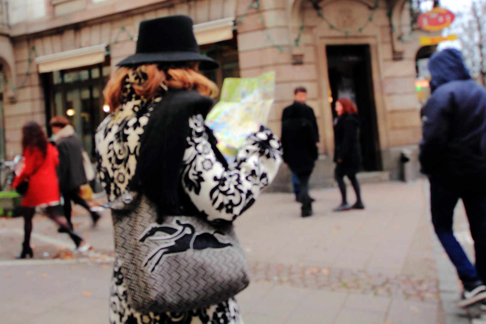 Touristin auf der Strasse, Streetfotography, Strasbourg