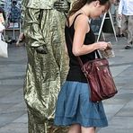 Touristin mit Schutzengel am Kölner Dom