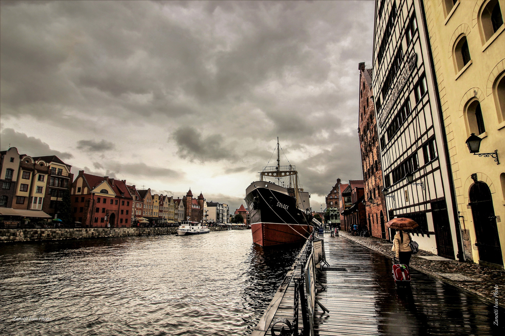 Tourists in the rain .....