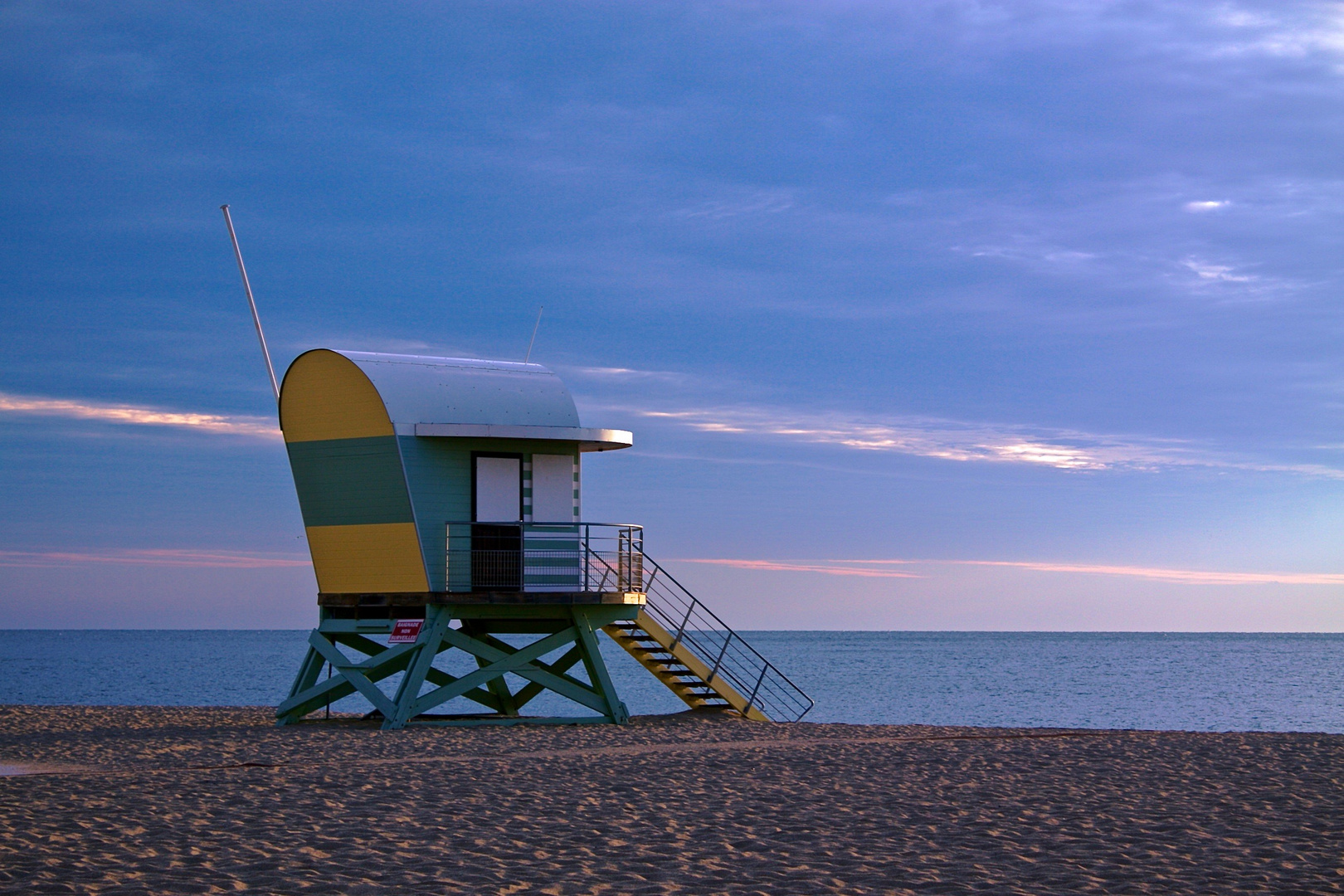 Tourné vers la mer.