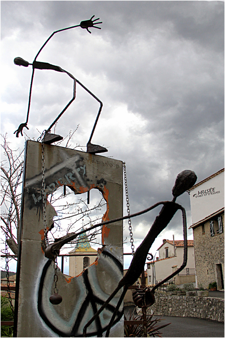 Tourrettes ,  son musée à ciel  ouvert ,  son clocher ...