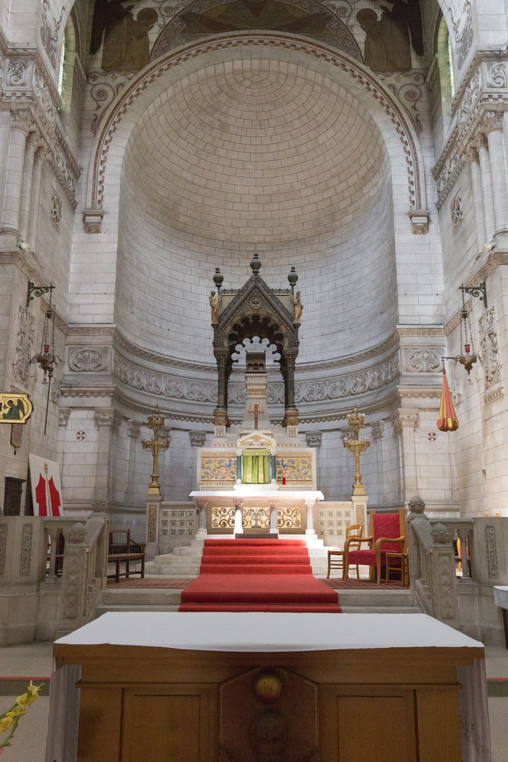 Tours Basilisque de Saint Martin Altar