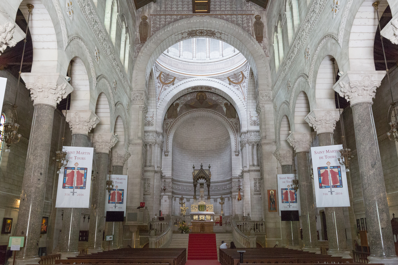 Tours Basilisque de Saint Martin quer zentral