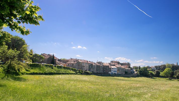 Tourtour village dans le ciel