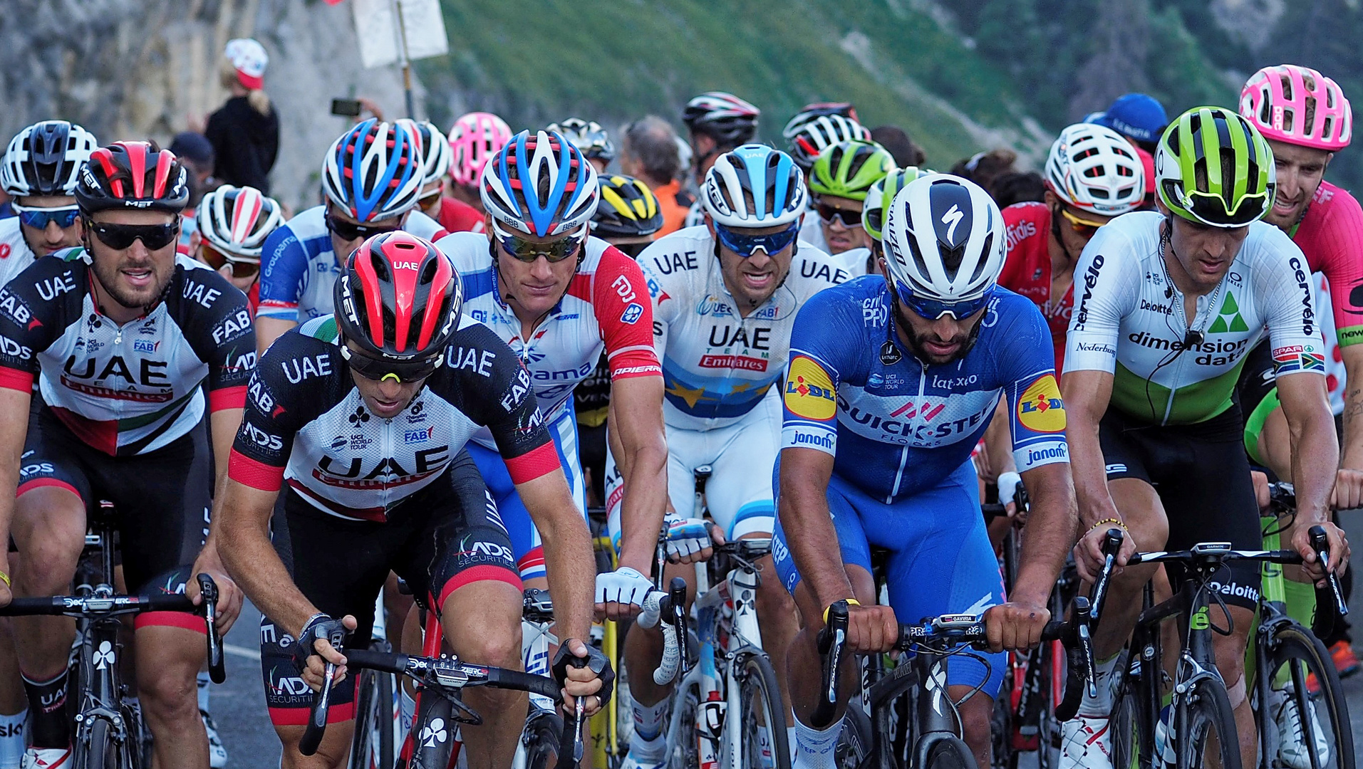 Tous groupés pour passer le col de la Colombière.