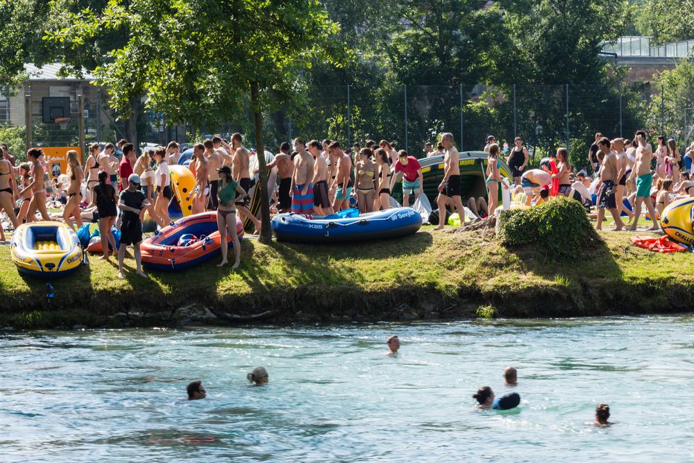 "Tout Berne" beim Aareschwimmen...