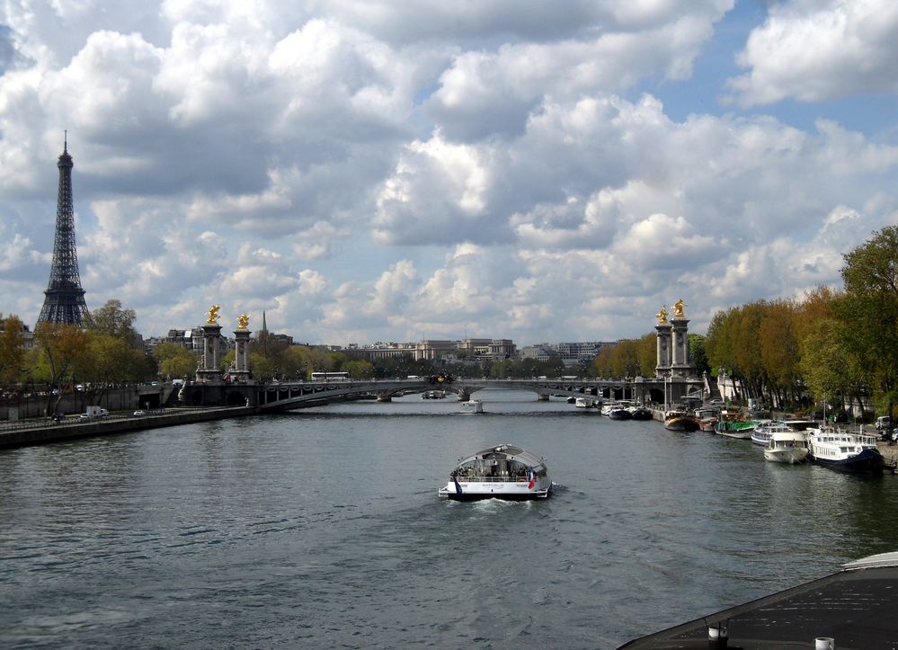 Tout doucement, le long de la Seine ....